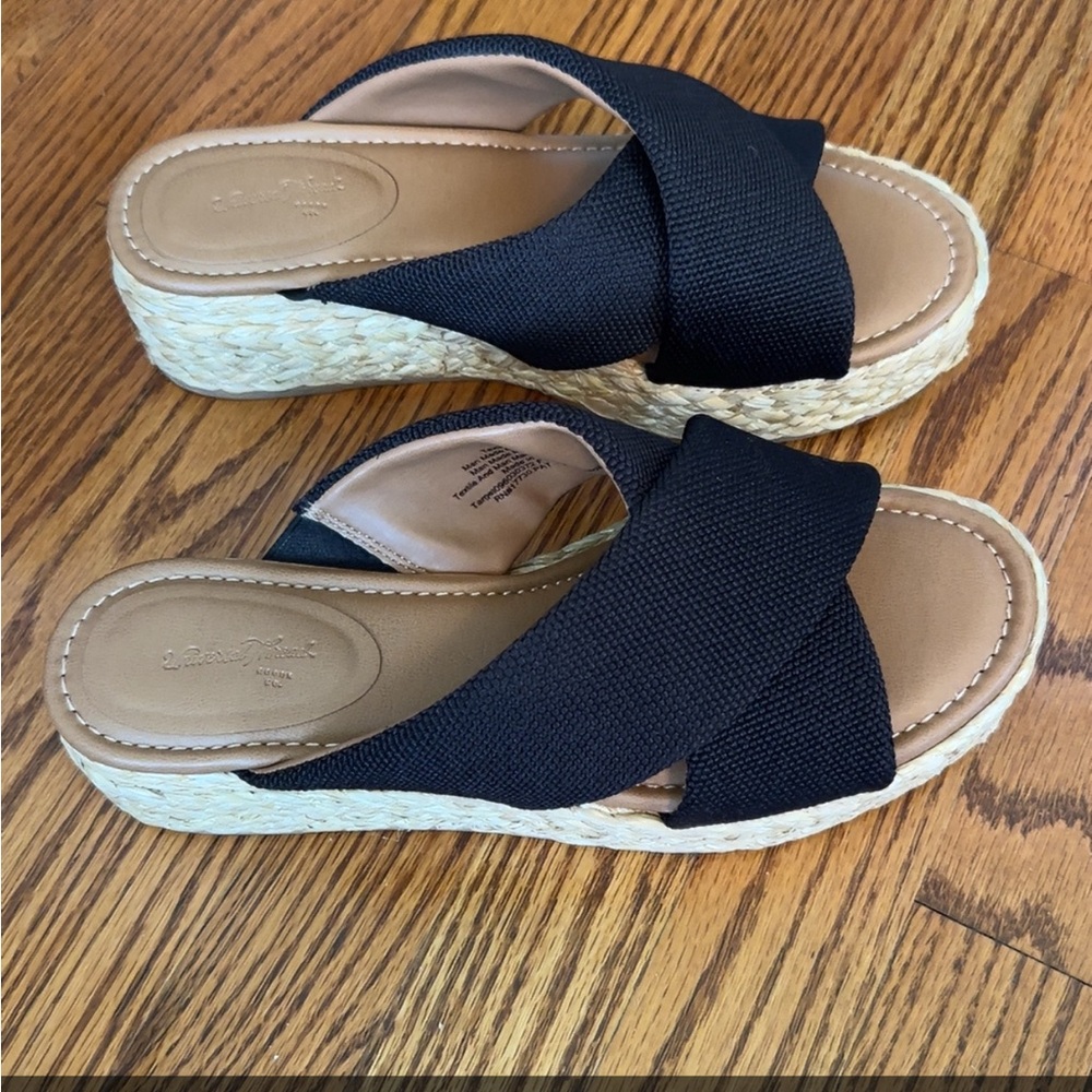Universal Thread Desi Black and Tan Espadrilles Slip-On Comfort